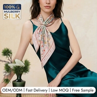 Foulard carré en soie de mûrier de qualité 6A, finement travaillé, brillant et fluide, à motif floral sauvage pastel doux, faible MOQ