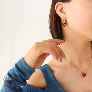 Juego de Joyería de Aretes y Collar con Colgante de Corazón de Acero Inoxidable Chapado en Oro PVD de 18K |   Colgante de Esmalte Rojo |   Joyería de Moda para Mujer - Product Image 4