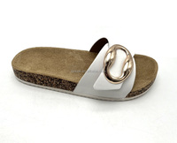 Pantoufles et sandales plates à la mode classique avec boucle design OEM logo personnalisé injection PVC dernières tendances bon marché pour femmes chaussures et sandales pour femmes