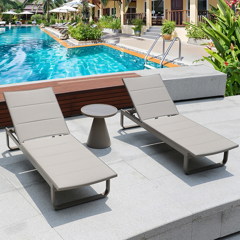 2 letti sdraiati + tavolino in pietra