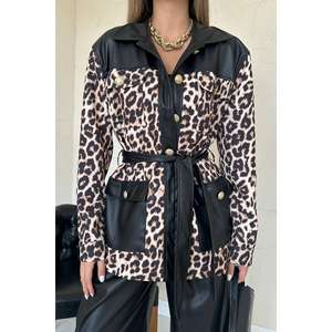 Manteau utilitaire pour femme à imprimé léopard avec garniture en cuir noir, manches longues, tissu tissé coupe-vent - Product Image 1