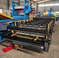 Machine de formage à froid de tuiles en acier coloré à trois couches pour les profilés de toiture et de panneaux muraux pour bâtiments préfabriqués