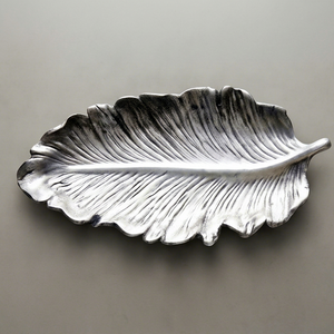 Plato Decorativo Metálico Premium con Forma de Hoja, Diseño Minimalista con Patrón de Planta Grabado a Mano, Elegante Adorno para Mesa - Product Image 1