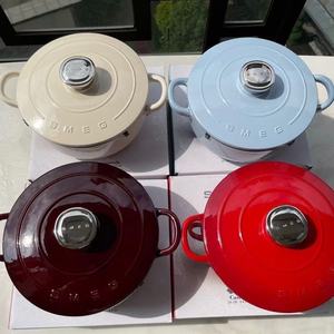 Olla Smeg de hierro fundido esmaltado de 24 cm con doble asa para cocinar por inducción, resistente al calor, para sopas. - Product Image 1