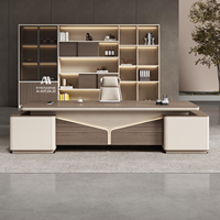 Bureau de direction moderne avec finition grain de bois, double rangement sur pieds et plateau spacieux