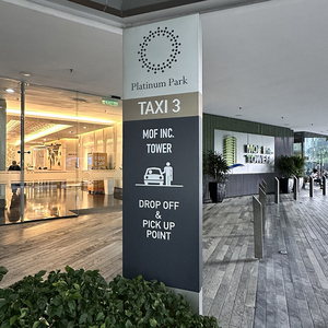 Panneau d'orientation électronique sur pied pour l'extérieur, pour musées, aéroports, parkings et comme guide d'orientation artistique - Product Image 5