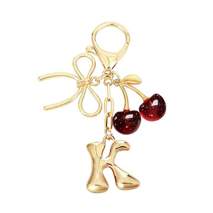 Meilleure vente usine : <span class=keywords><strong>Porte</strong></span>-<span class=keywords><strong>clés</strong></span> initial bulle avec nœud et cerise - Breloques de sac à lettres dorées pour femmes, accessoires mignons pour sacs à main - Product Image 4