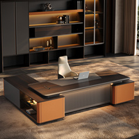 Bureau de direction en L de luxe, table de bureau moderne pour PDG avec accents en cuir, éclairage LED, poste de travail premium pour manager avec rangement