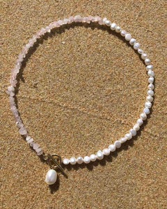 Collier ras du cou minimaliste en perles d'eau douce roses et cristaux, fait main, qualité supérieure, vente en gros - Product Image 1