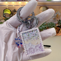 Porte-clés Mahjong personnalisé moderne en résine époxy, pendentif bleu clair scintillant, décor dés, boucle métallique brillante, vente en gros