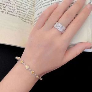 Anillo de Boda Cruzado con Banda Ondulada de Oro Puro de 18k y Diamante Natural de 0.65ct de Xinfly - Product Image 2