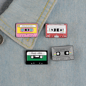 Musique créative symbole Instrument émail broches Piano CD Graphophone Rock guitare casque alliage broche Badge doux bijoux cadeau - Product Image 1