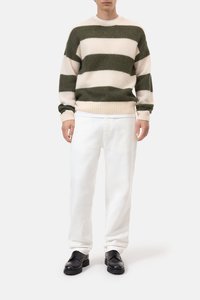 Suéter de punto afelpado con cuello redondo y rayas anchas para hombre, verde con bloques de color crema, tejido cepillado, ideal para invierno. - Product Image 4