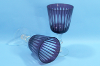 Gobelet en verre à vin soufflé à la main de couleur bleu fumé personnalisé violet avec conception de bandes sculptées à la main