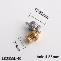 Divers pendentifs en acier inoxydable plaqué or 18 carats à motifs multiples pour la fabrication de bijoux, de colliers et de bracelets.