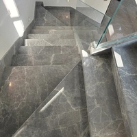 Escalera Compacta de Diseño en Mármol Emperador Gris Claro con Barandilla de Vidrio para Espacios Pequeños, Villas, Casas y Apartamentos