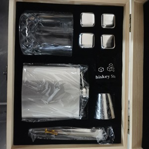 Custom Logo 6Oz Heupfles Whisky Glazen Beker 2Oz Roestvrijstalen Beker Zwart Onderzetter Ijsblok Houten Doos Geschenkset - Product Image 6