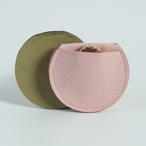 Sacs à bijoux ronds en microfibre 7x7cm avec fermeture magnétique pour emballage de colliers et pendentifs en tissu - Product Image 4
