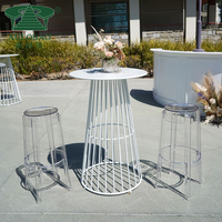 Tables et chaises hautes d'extérieur modernes en fer blanc avec plateau en MDF pour clubs, hôtels et appartements