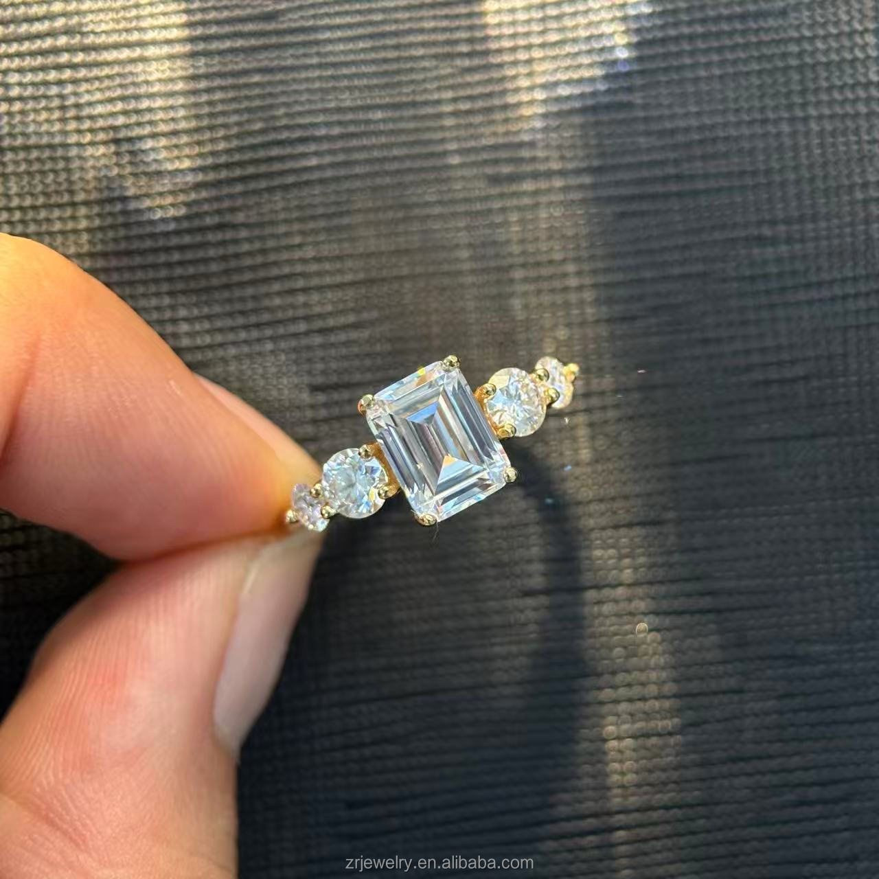 Anello in Moissanite 3CT, modello 3
