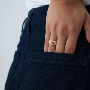 Bague pour homme personnalisée, fine et élégante, plaquée or 14 carats, à surface côtelée, en argent sterling 925, bijoux fins pour homme, également adaptée aux femmes - Product Image 6