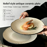 Assiette à dîner en céramique beige à bord cannelé, bord noir irrégulier, style nordique écologique pour restaurant et usage domestique, logo personnalisé