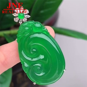 Colgante de <span class=keywords><strong>Jade</strong></span> Natural de Myanmar Tipo A con <span class=keywords><strong>Oro</strong></span> de 18K e Incrustaciones de Diamantes, Verde Intenso como Hielo, Amuleto de la Suerte, Delicado y Elegante - Product Image 5