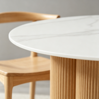 Ensemble de table à manger ronde moderne avec plateau en céramique et base en bois cannelé, chaises en bois massif à dossier incurvé, meubles pour la maison et les restaurants