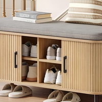 Banc de rangement rustique pour entrée OEM ODM avec portes coulissantes à tambour rainurées, compartiments ouverts, coussin et pieds en métal noir
