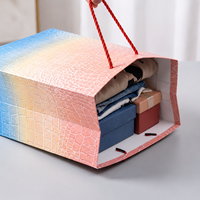 Sac cadeau en papier de luxe à motif crocodile gaufré, grand sac de shopping personnalisé à dégradé de couleurs pour l'emballage de boutiques et de commerces de détail
