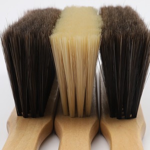 Cepillo para cama con mango de madera, cerdas de fibra química, cerdas largas y suaves, limpieza del hogar para camas y sofás - Product Image 1