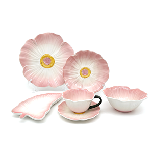 طقم أدوات مائدة سيراميك يدوي الصنع بتصميم زهور متدرجة اللون الوردي مع أطباق وأوعية وأكواب للاستخدام في المطاعم والفنادق - Product Image 1