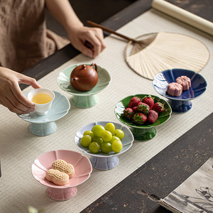 Assiette à fruits en céramique en forme de fleur, plat à dessert haut en porcelaine pour le thé, les collations et les présentations de mariage - Product Image 2