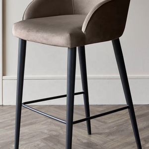 Tabourets <span class=keywords><strong>de</strong></span> <span class=keywords><strong>bar</strong></span> modernes en <span class=keywords><strong>velours</strong></span> <span class=keywords><strong>taupe</strong></span> avec accoudoirs incurvés, chaises <span class=keywords><strong>de</strong></span> <span class=keywords><strong>bar</strong></span> rembourrées avec pieds en métal noir mat et repose-pieds intégré - Product Image 6