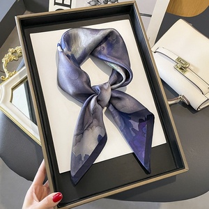 Kadınlar İçin Zarif Mor Suluboya İpek Eşarp 70cm Kare Soyut Sanat Baskılı Günlük Kullanım İçin Şal - Product Image 1