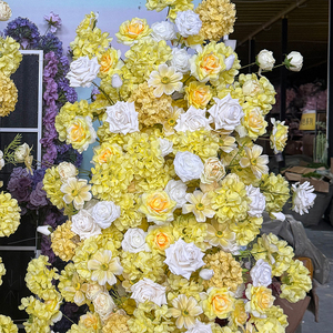 Conjunto de Columnas de Flores Artificiales con Flores Blancas y Amarillas Vibrantes para Ceremonia de Boda al Aire Libre - Product Image 4