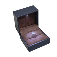 Boîte à bijoux lumineuse à LED, étui à bagues en cuir PU avec bouton poussoir et éclairage LED intégré pour pierres précieuses