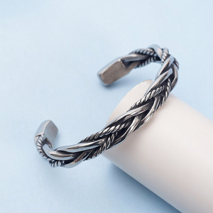 Pulsera de acero inoxidable trenzada vikinga de moda, brazalete de cuerda nórdica <span class=keywords><strong>para</strong></span> <span class=keywords><strong>hombres</strong></span>, joyería personalizada vikinga moderna, regalo nórdico hecho a mano - Product Image 2