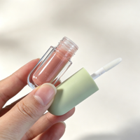 Gloss à lèvres liquide mat vert matcha, teintes nude pêche thé au lait, applicateur doe foot blanc, flacon capsule court, format voyage