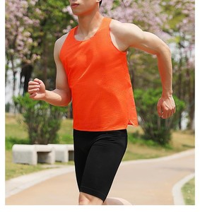 Camiseta para correr para hombre, camisetas sin mangas ligeras con agujeros transpirables sólidos, camisetas deportivas con logotipo personalizado para maratón, chaleco <span class=keywords><strong>de</strong></span> secado rápido dividido - Product Image 4