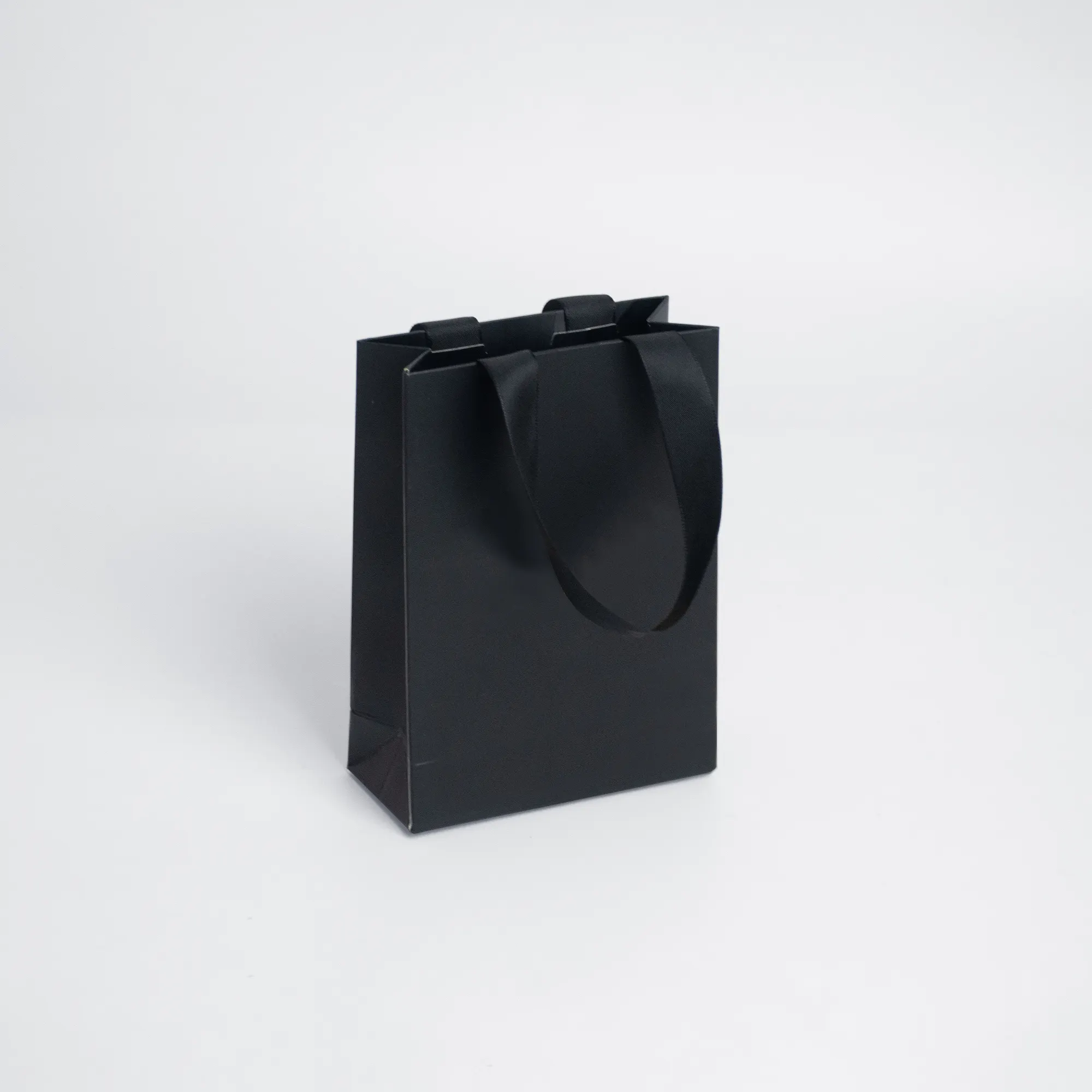 Çevre dostu siyah karton kutu taşıyıcı çanta kağıt alışveriş çantası hediye paketleme torbası toptan fabrika fiyat lüks Kraft kağıt