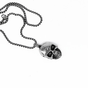 Yunnique Collar con colgante de calavera de acero inoxidable 316, joyería de moda unisex, diseño geométrico - Product Image 5