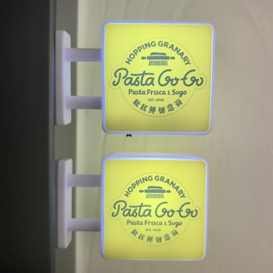 Aimants de réfrigérateur lumineux LED en plastique ABS imperméable avec logo personnalisé et impression en relief pour les événements d'église, de <span class=keywords><strong>famille</strong></span> et d'anciens é<span class=keywords><strong>l</strong></span>èves - Product Image 3