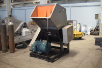 Broyeur industriel haute performance Nanjing Shengzhong pour le recyclage du PVC, du HDPE et du PC – Traitement efficace et fiable des profilés et feuilles