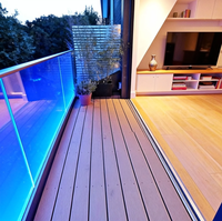 Système de balustrade en aluminium au design minimaliste moderne avec panneaux en verre pour balcon extérieur, avec balustrades et rampes LED