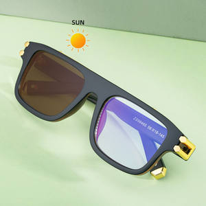 Lunettes de soleil photochromiques carrées ZS-98465 pour femmes, monture noire, protection UV400, monture en plastique et métal, protection solaire classe 2 - Product Image 4