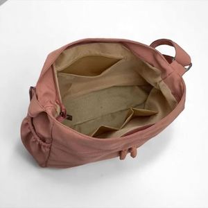 Sac à bandoulière Hobo en nylon avec logo personnalisé, fermeture éclair, grand format, imperméable, tendance, unisexe, pour l'été - Product Image 5