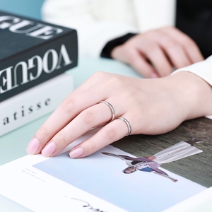 Anillo de Boda Promocional de Oro Blanco Sólido de 18K con Acabado Martillado, Diseño Personalizado de Calidad para un Estilo Clásico y Sencillo para Bodas - Product Image 2