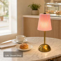 Lampe de table sans fil rechargeable Macaron avec abat-jour plissé, base dorée brossée, bouton poussoir, charge Type-C pour restaurant, café, hôtel