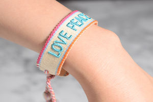 Bracciale Charm Artigianale di Moda in Tessuto Intrecciato <span class=keywords><strong>con</strong></span> Parole Ricamate Design Unico Impreziosito - Product Image 6